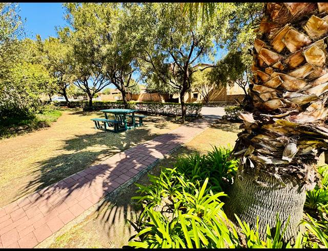 2 BEDROOM FLAT FOR SALE IN MAROELADAL